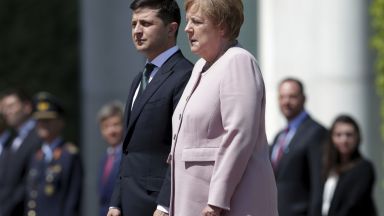 Меркел трепери на церемонията по посрещането на Зеленски (видео)
