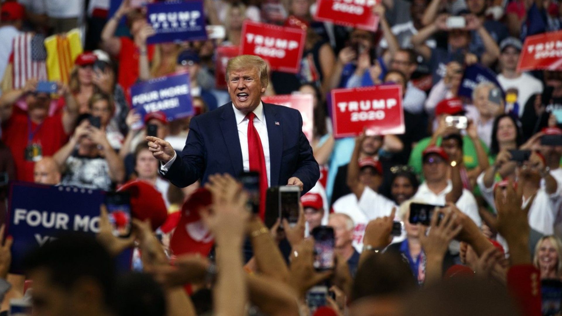 Президентът на САЩ Доналд Тръмп официално откри вчера кампанията си