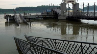 Силно течение и нулева видимост за водолазите затрудняват издирването на момчето в Дунав