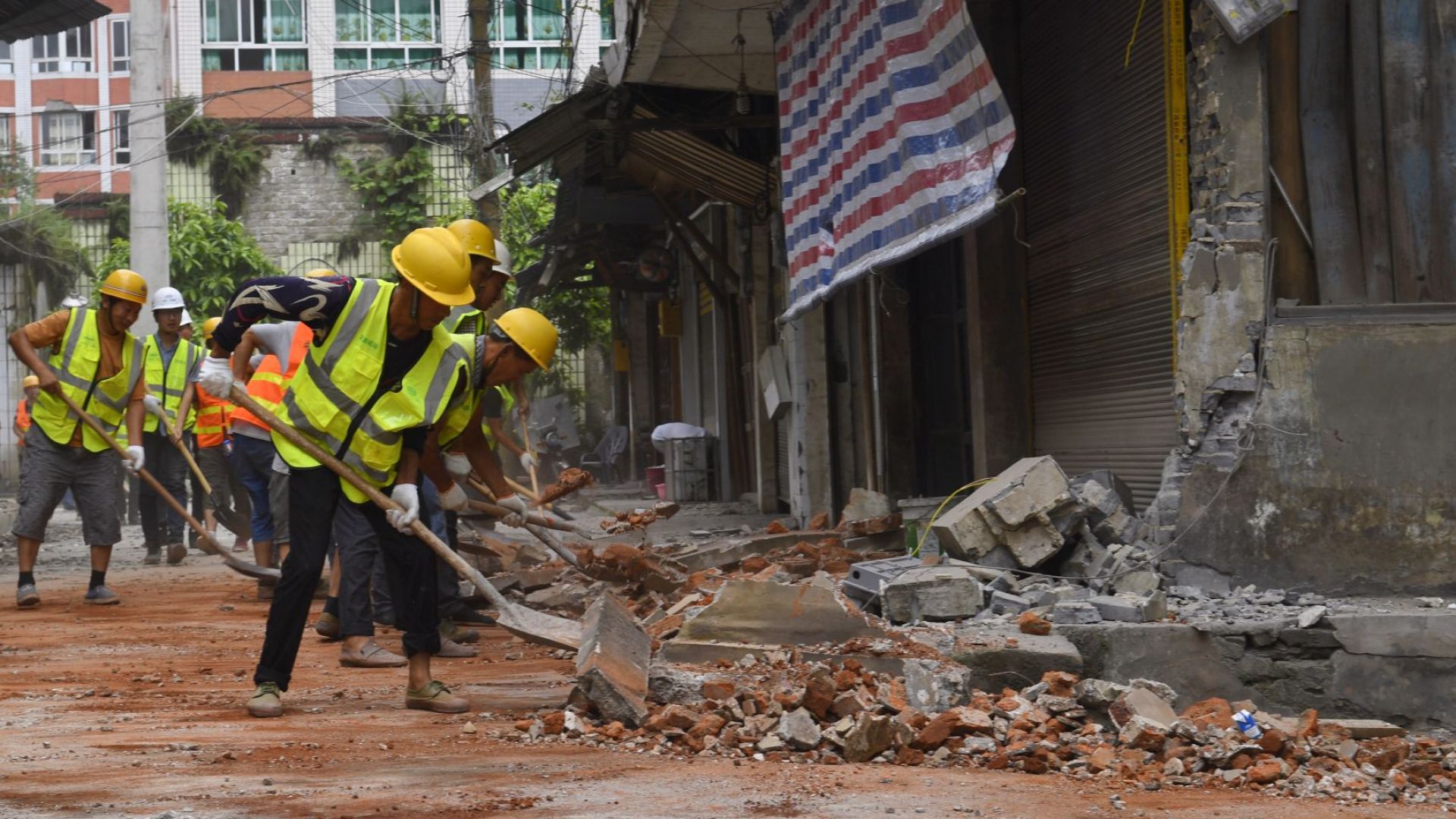 Най малко 21 души са пострадали в резултат на земетресението с