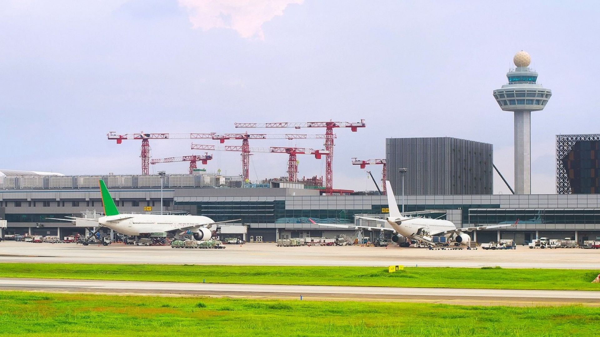 Едната от двете писти на основното летище на Сингапур бе