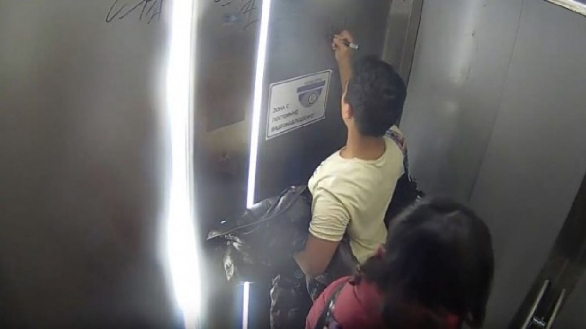 След "Вандали в действие": Момче почисти драсканиците в асансьор на пасарелка