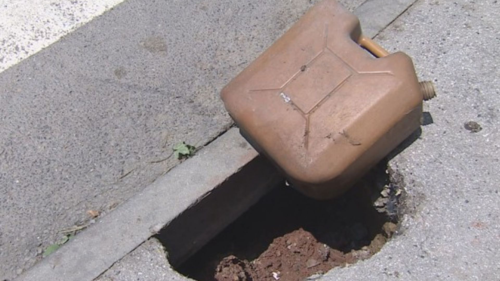 Опасна дупка зейна на тротоар до зоологическата градина в София