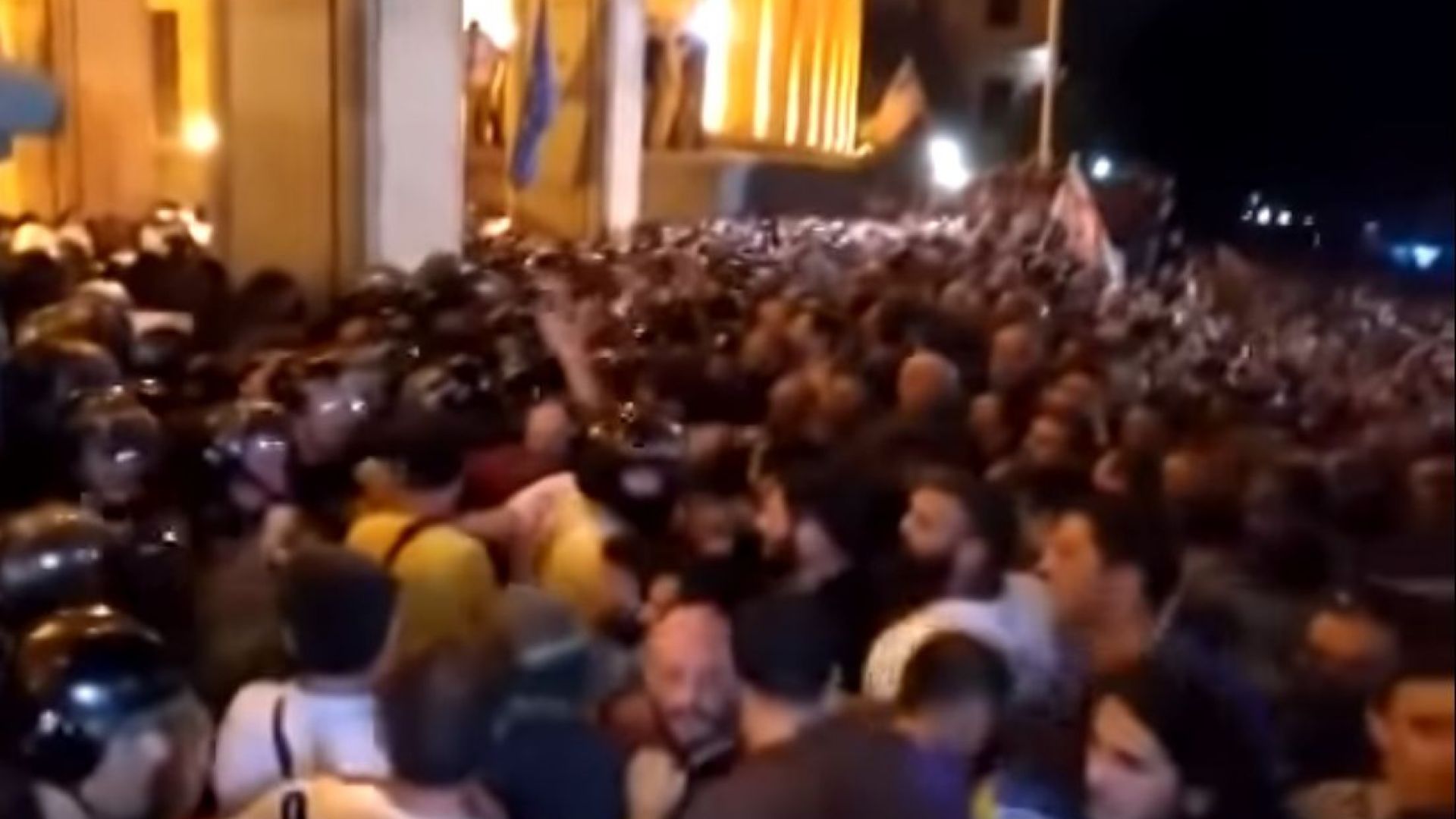 Хиляди протестиращи опитаха да щурмуват грузинския парламент в Тбилиси Те