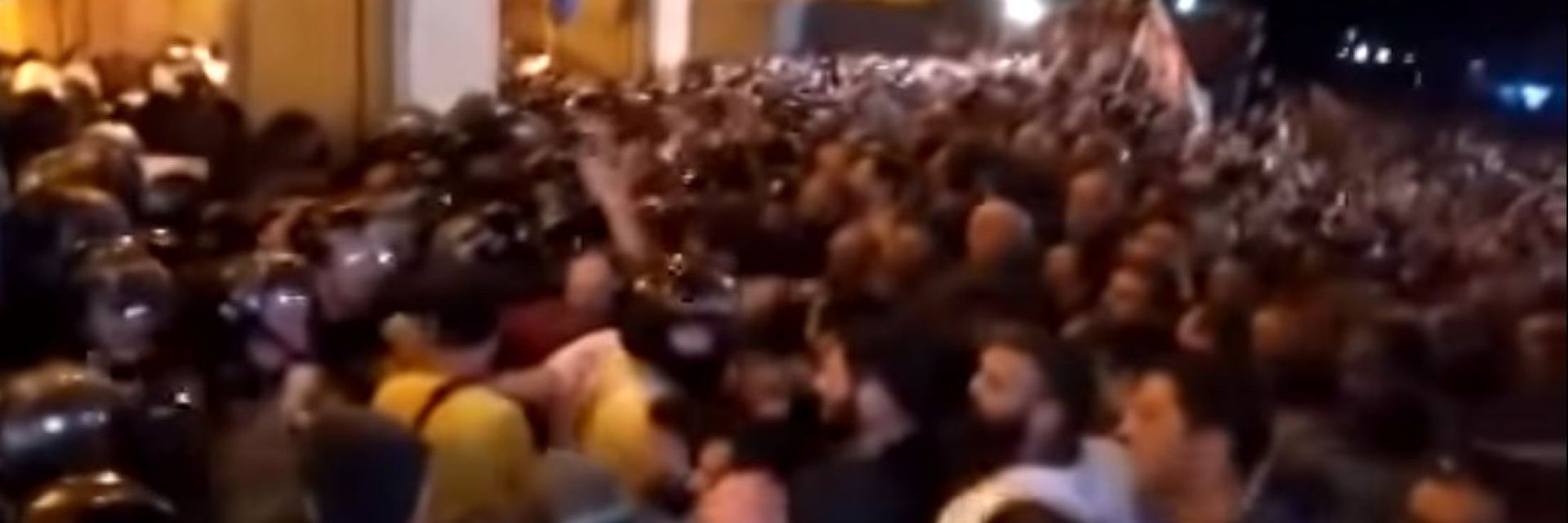 Протестиращи щурмуваха парламента в Грузия заради комунистически депутат от Русия