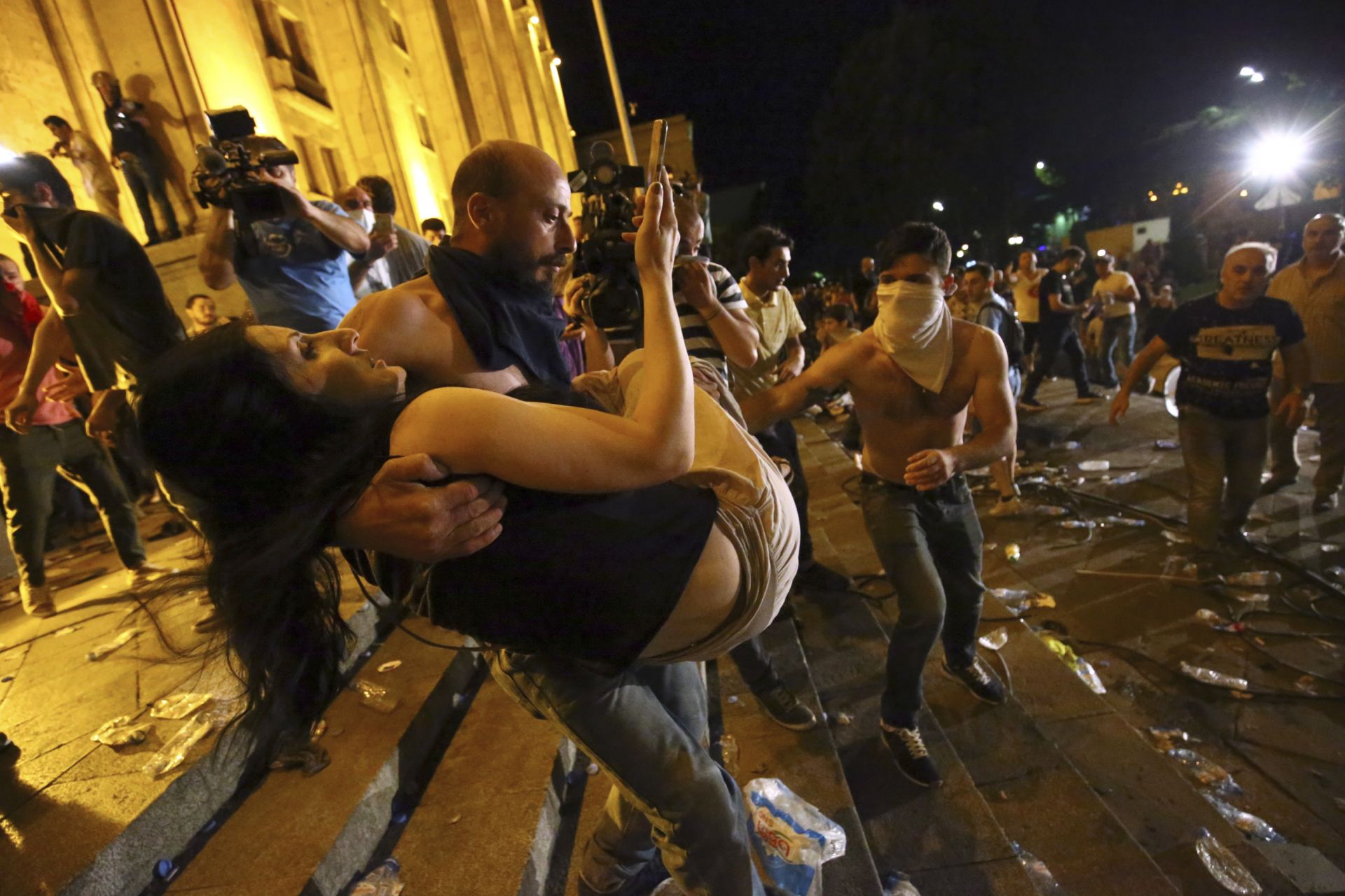 При протестите пред парламента бяха ранени над 200 души