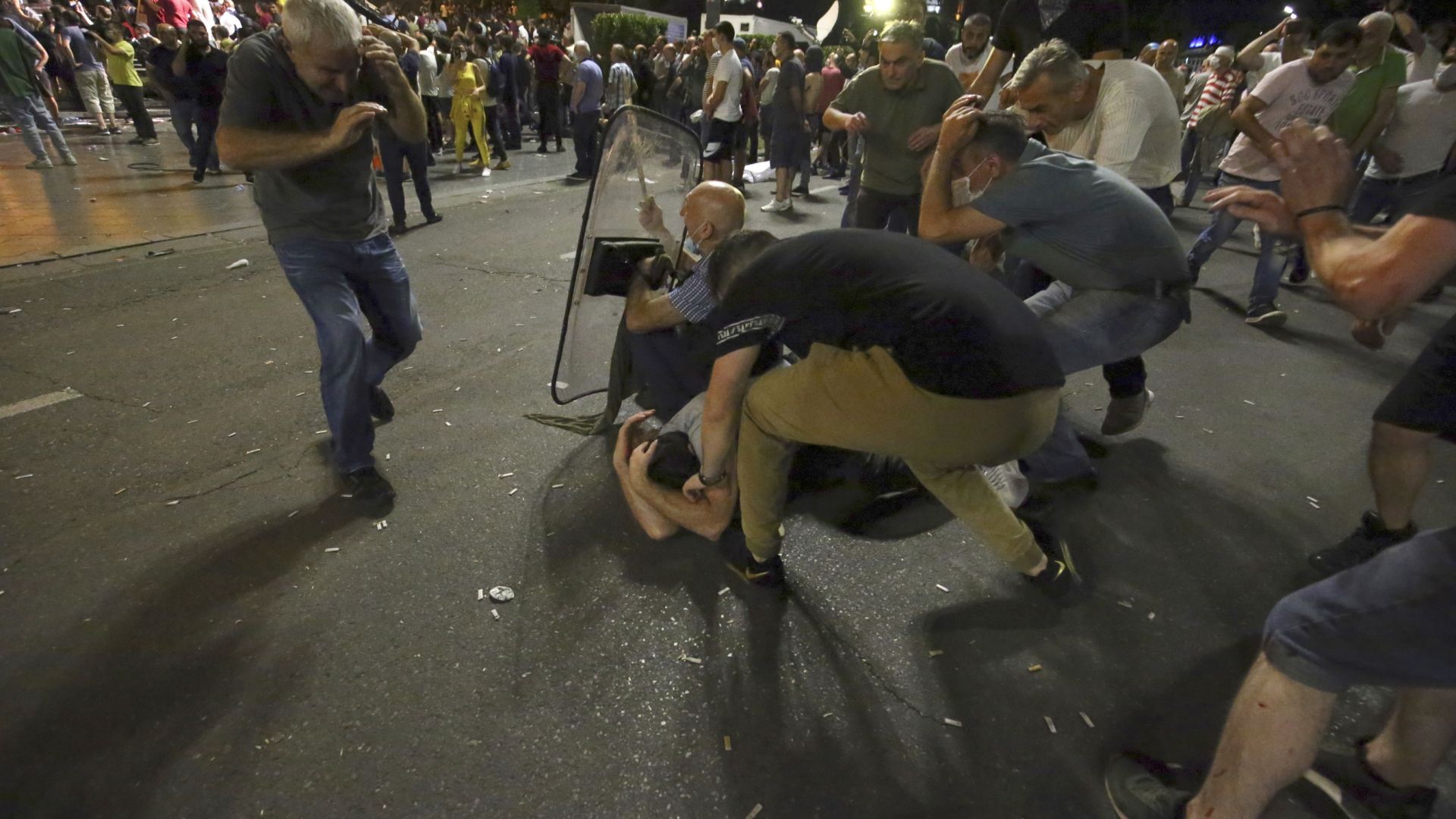 Председателят на грузинския парламент Иракли Кобахидзе обяви че подава оставка