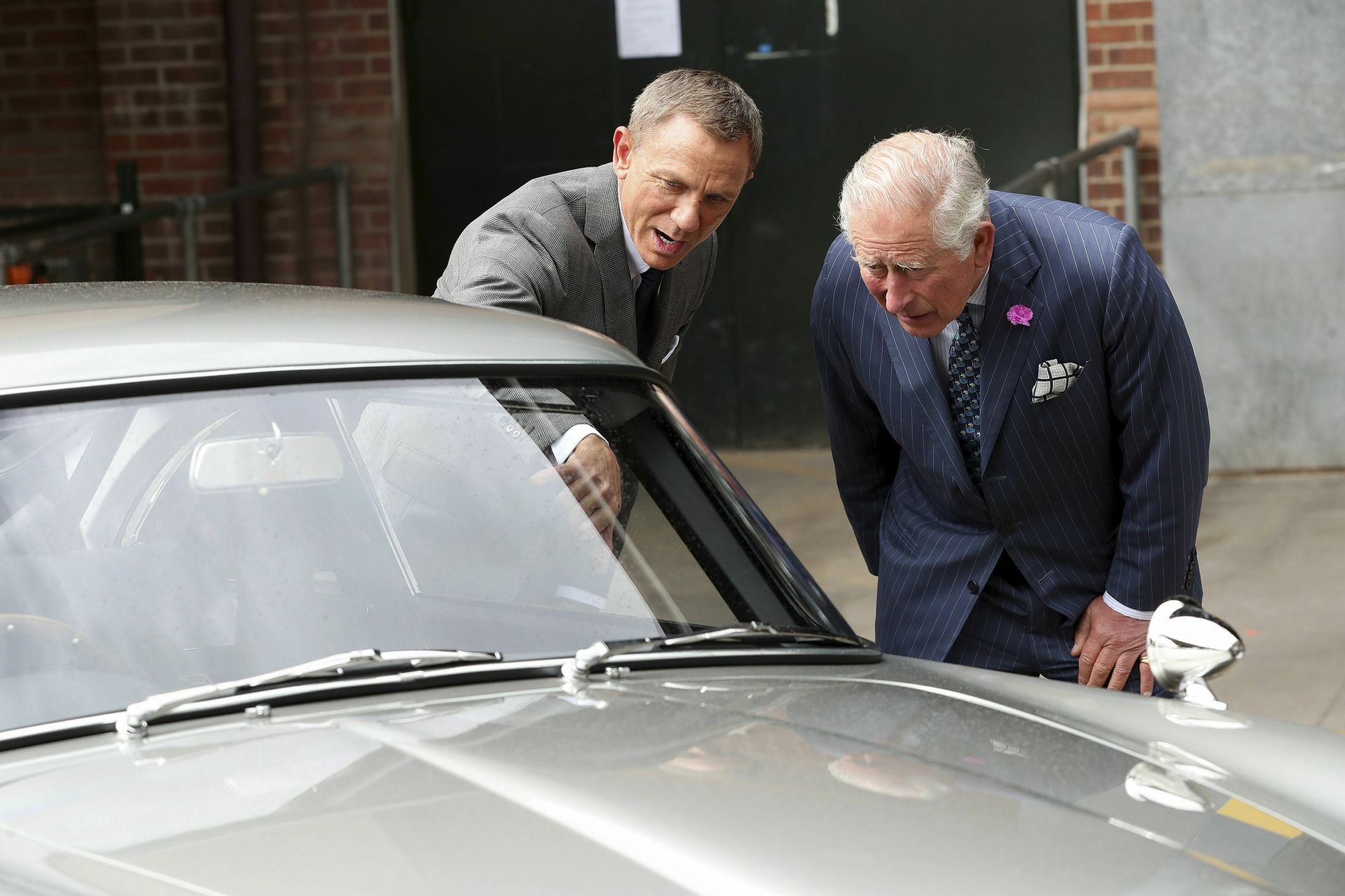 Принцът разговаря с Даниъл Крейг, който му показа колата си