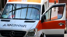Младежи с "Мерцедес" се удариха в камион, единият се бори за живот