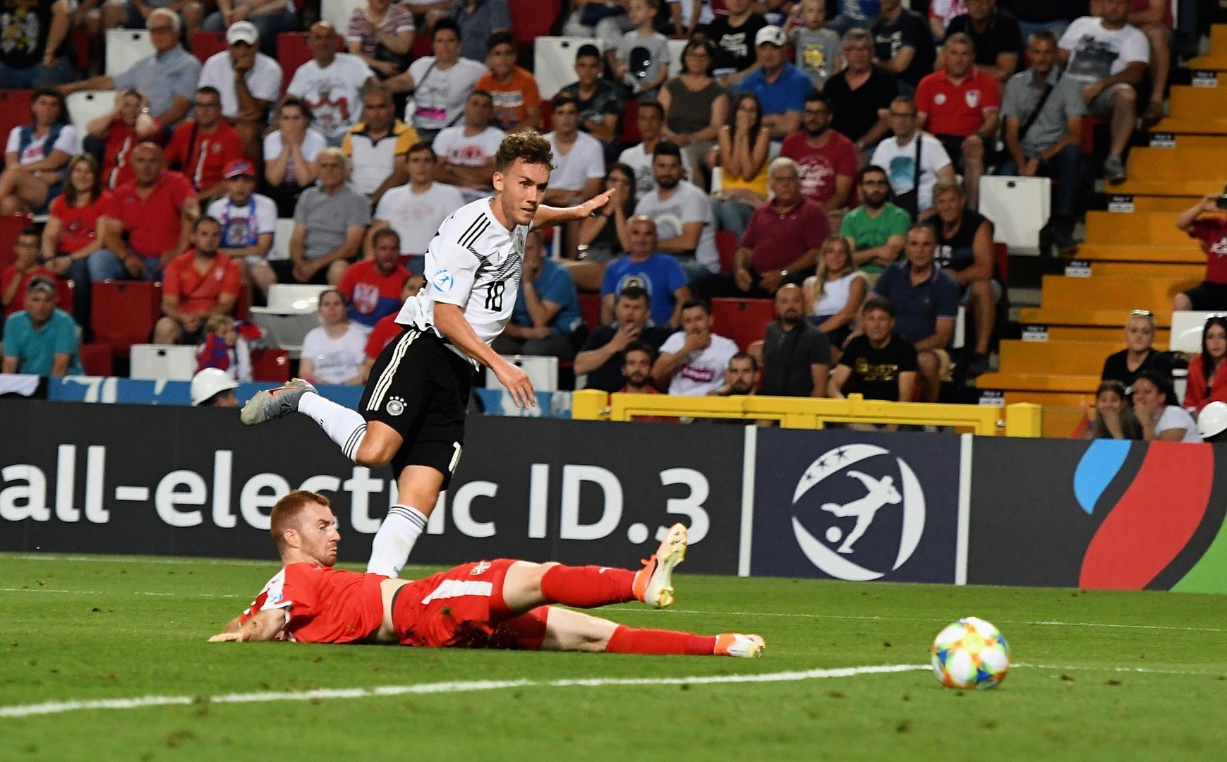 Джанлука Валдшмид (Германия). И той е на 23 години, играе от близо 3 за този тим на германците. Нападателят на Фрайбург записа 9 гола през миналия сезон в Бундеслигата. Стартът на Евро 2019 за него е доста респектиращ - 4 гола в първите два мача, включително хеттрик срещу Сърбия за 6:1.