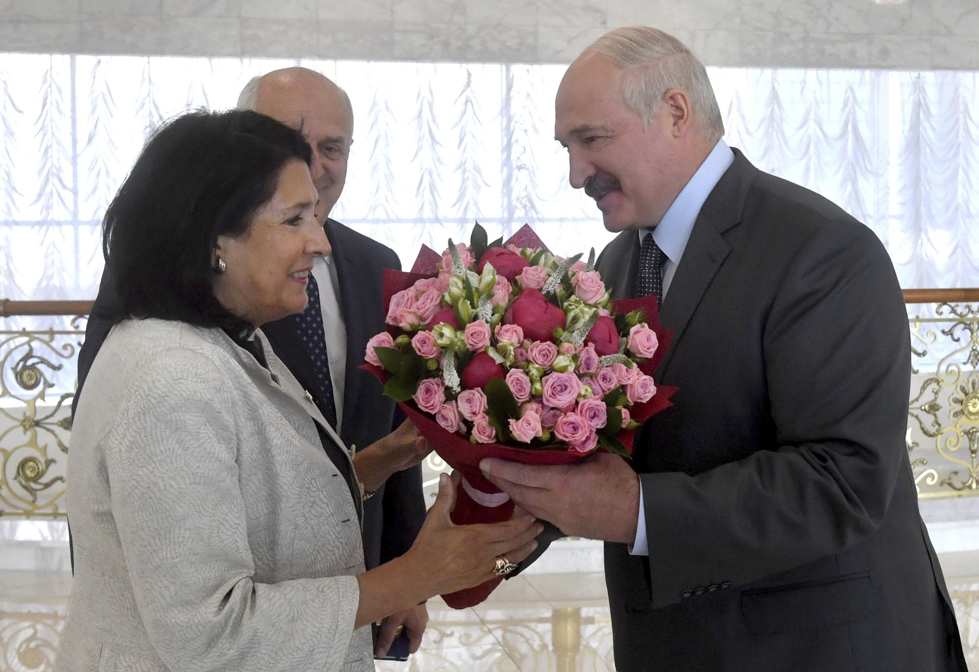 Саломе Зурабишвили беше посрещната в Беларус от колегата си Александър Лукашенко, но се наложи бързо да си тръгне