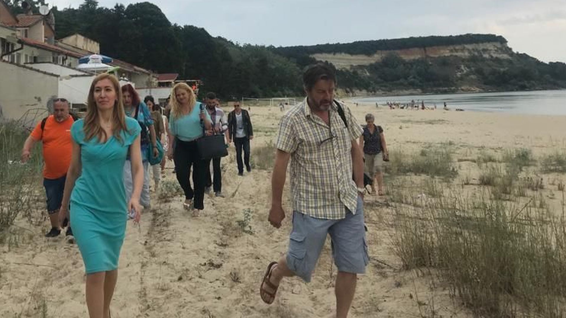 Констатирахме преминаване на автомобили има разрушена цялост на дюната и