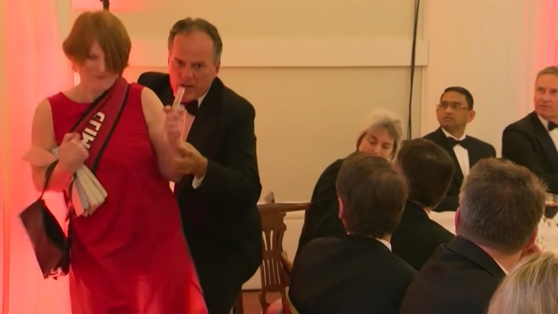 Британски зам.-министър сграбчи за врата протестираща жена (видео)