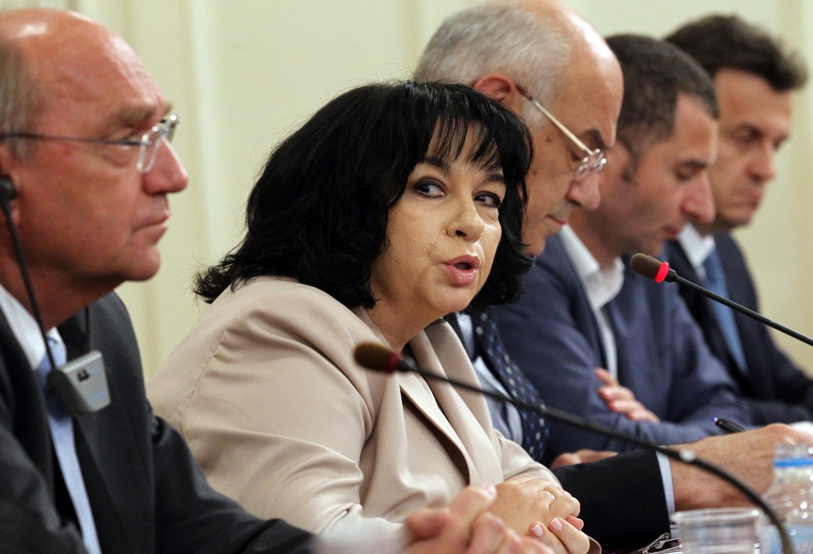 Заседанието на енергийната комисия, на което беше одобрено създаването на платформа за търговия с природен газ. Теменужка Петкова, Иван Иванов (в средата)