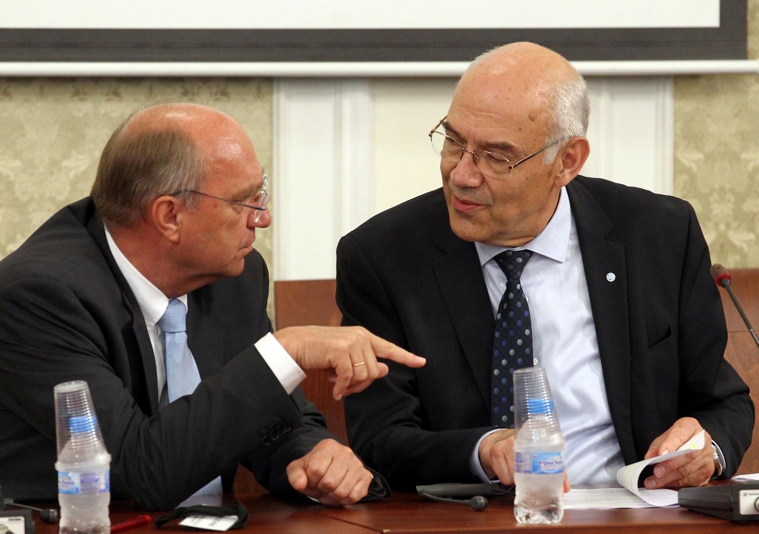 Заместник-директорът на Генерална дирекция "Енергетика" в ЕК Клаус Дитер Борхард (ляво) и Иван Иванов -КЕВР по време на заседанието на енергийната комисия