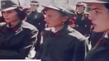 Жени войници от Албания маршируват под звуците на "Тих бял Дунав" (видео)