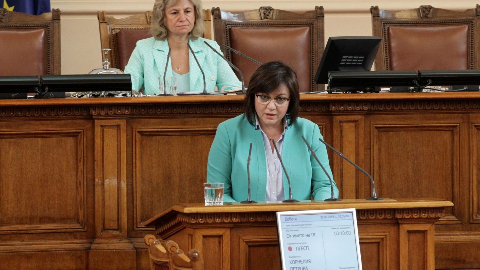 Лидерът на БСП Корнелия Нинова заподозря задкулисие за сделката по