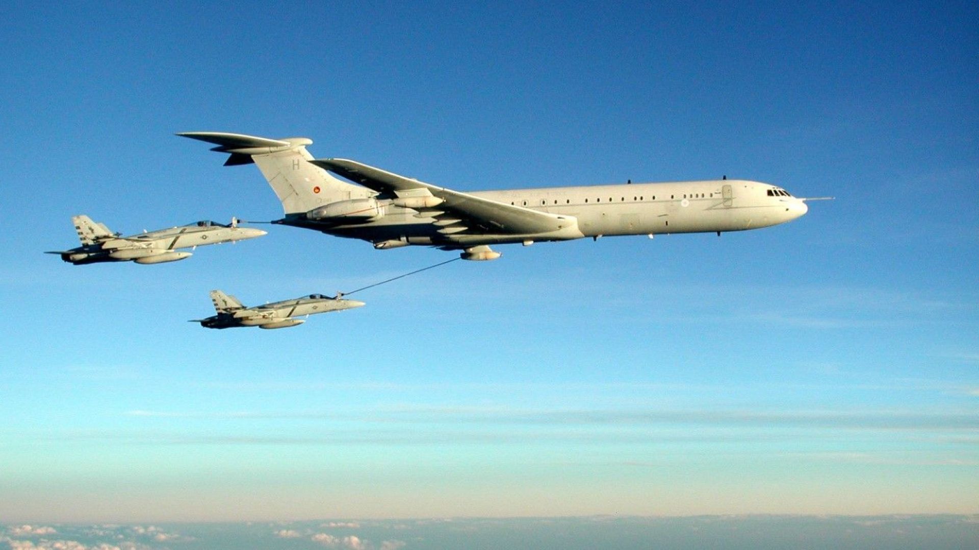 Дозареждане с гориво във въздуха на изтребители Ф 16 демонстрира американската