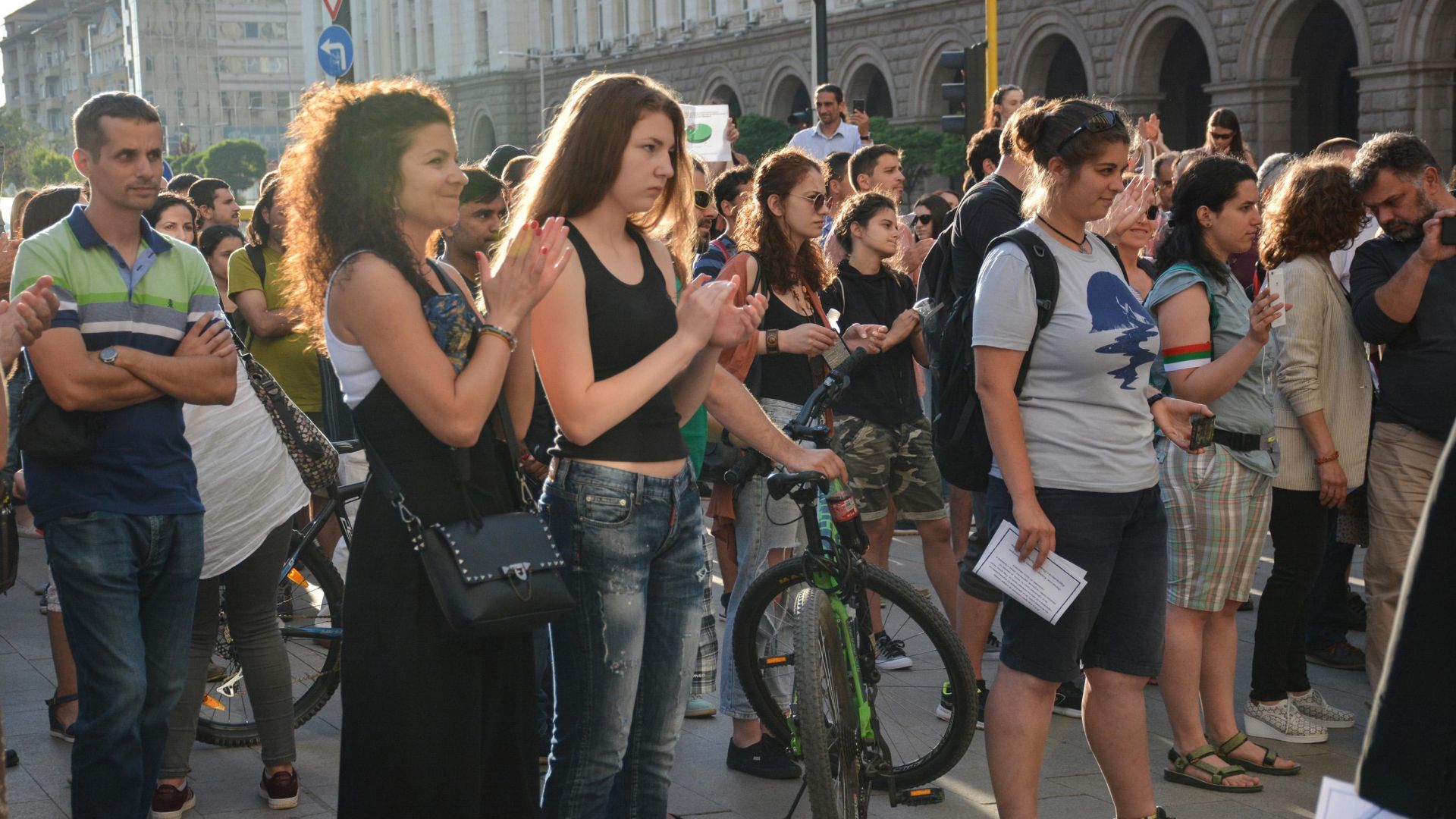 С палатков лагер пред Министерския съвет в София екоактивисти се