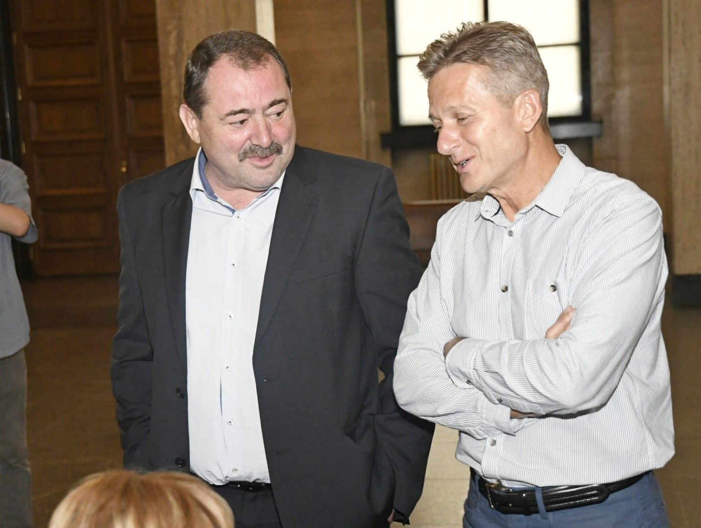 Съдия Веселин Пенгезов (вляво) е обвинен в злоупотреби с финансови средства