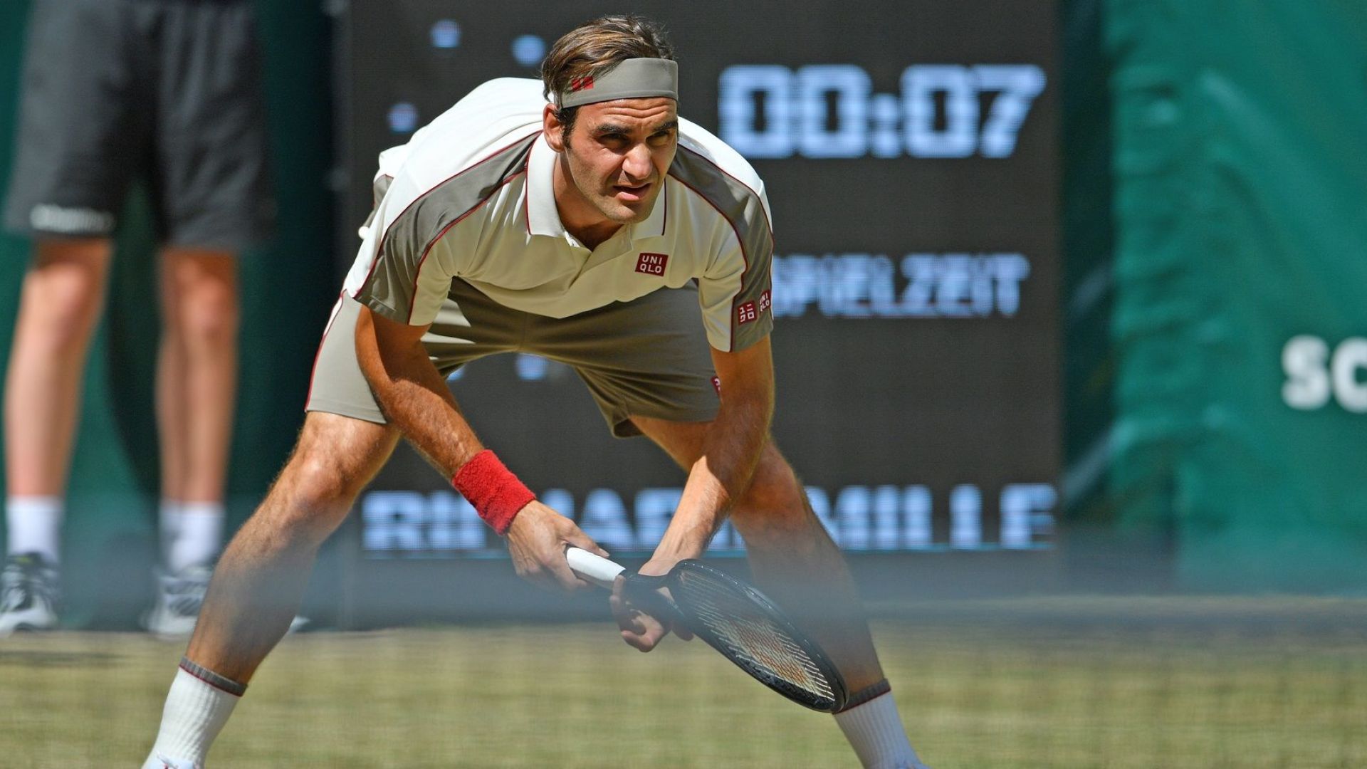 Федерер с бърза победа за финал №13 в Хале