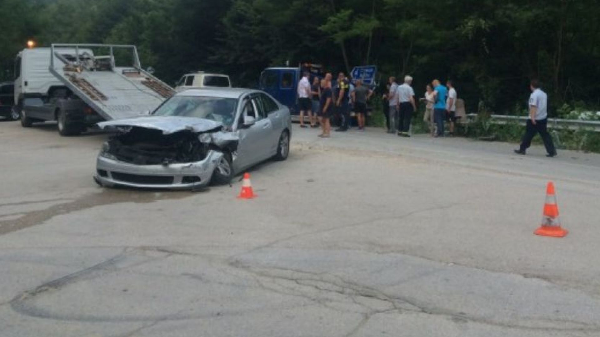 Микробус с деца се заби в кола край Ловеч, има пострадали (снимки)