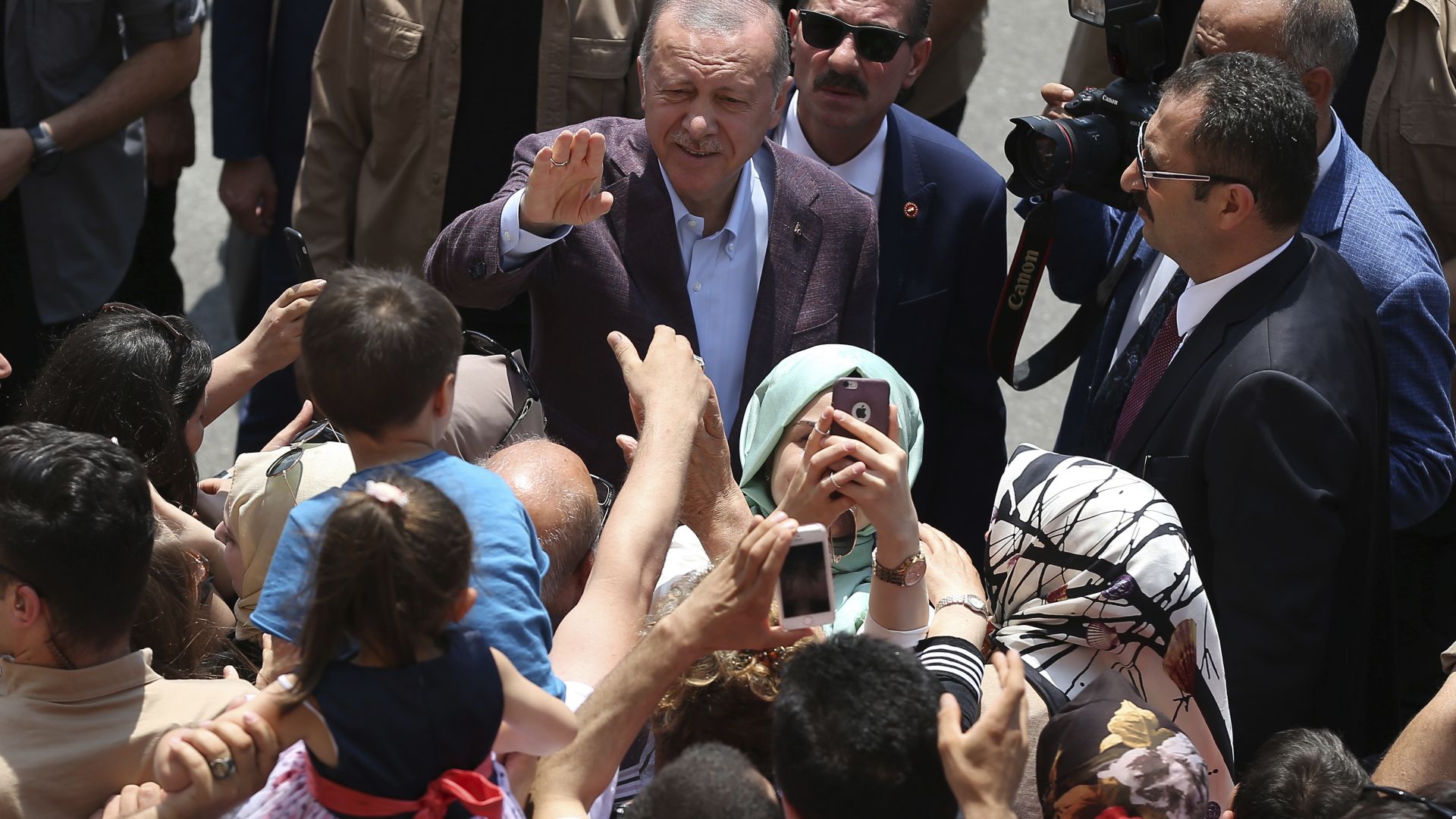 Турският президент Реджеп Тайип Ердоган обеща днес да си извади