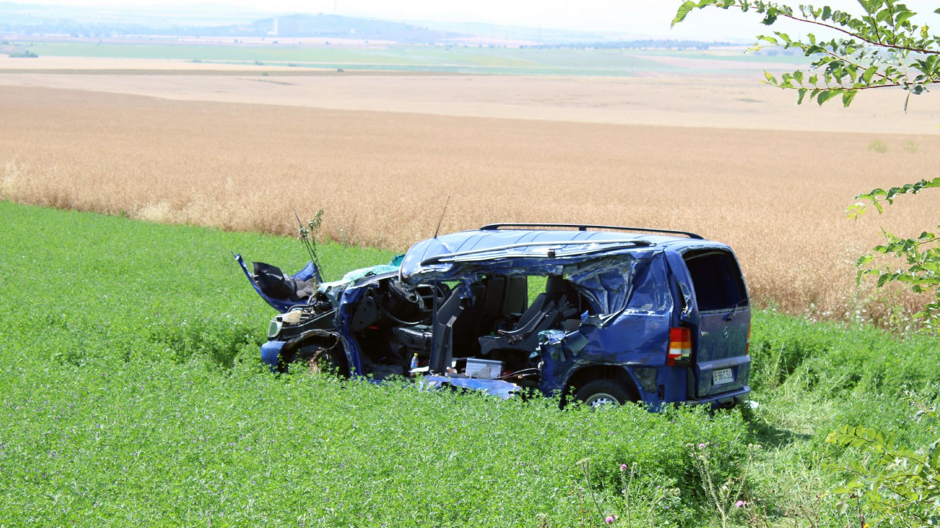 Тежка катастрофа между ТИР и микробус и двата с румънска