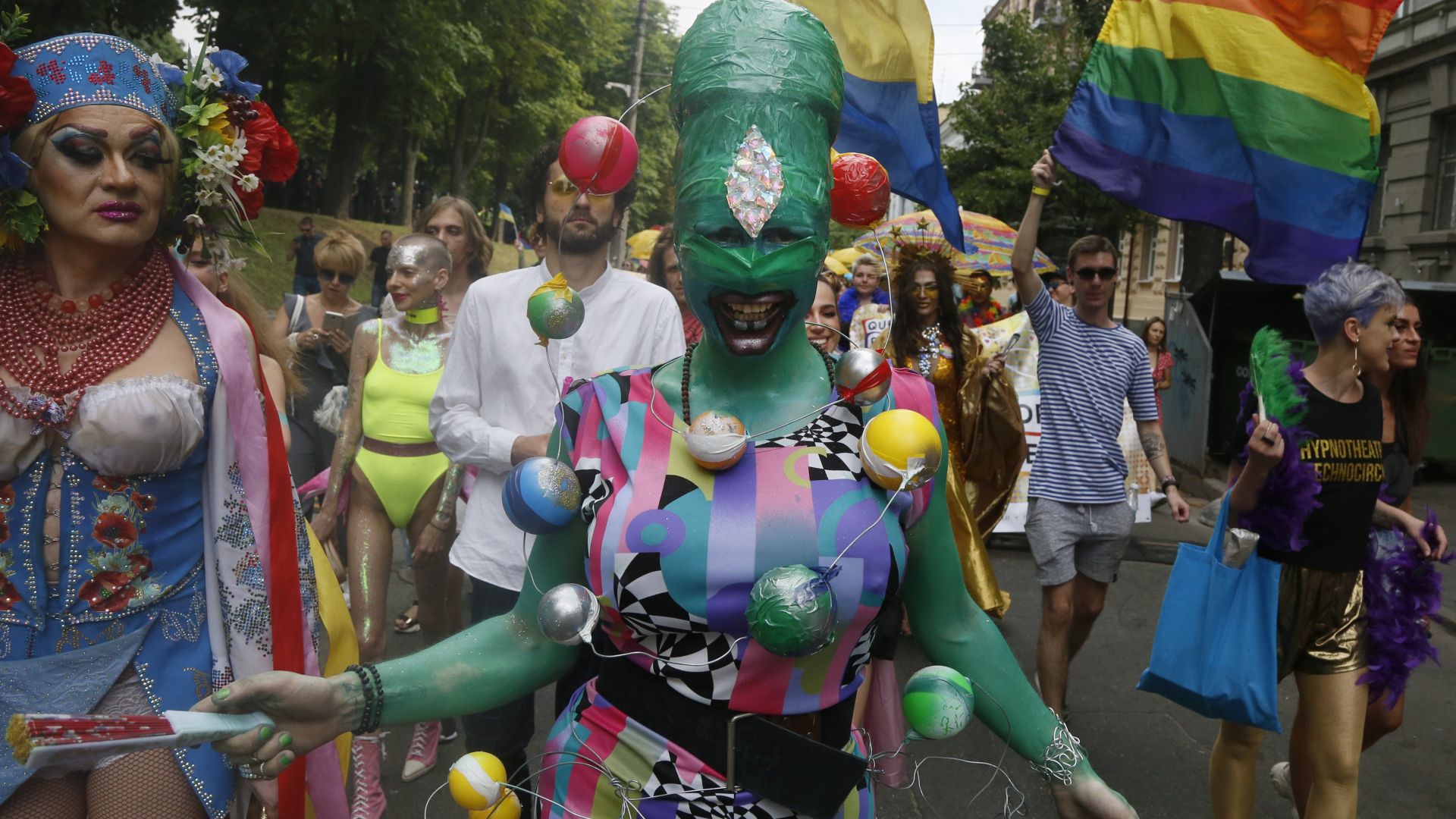 Хиляди хора участваха днес в гей парад в украинската столица,