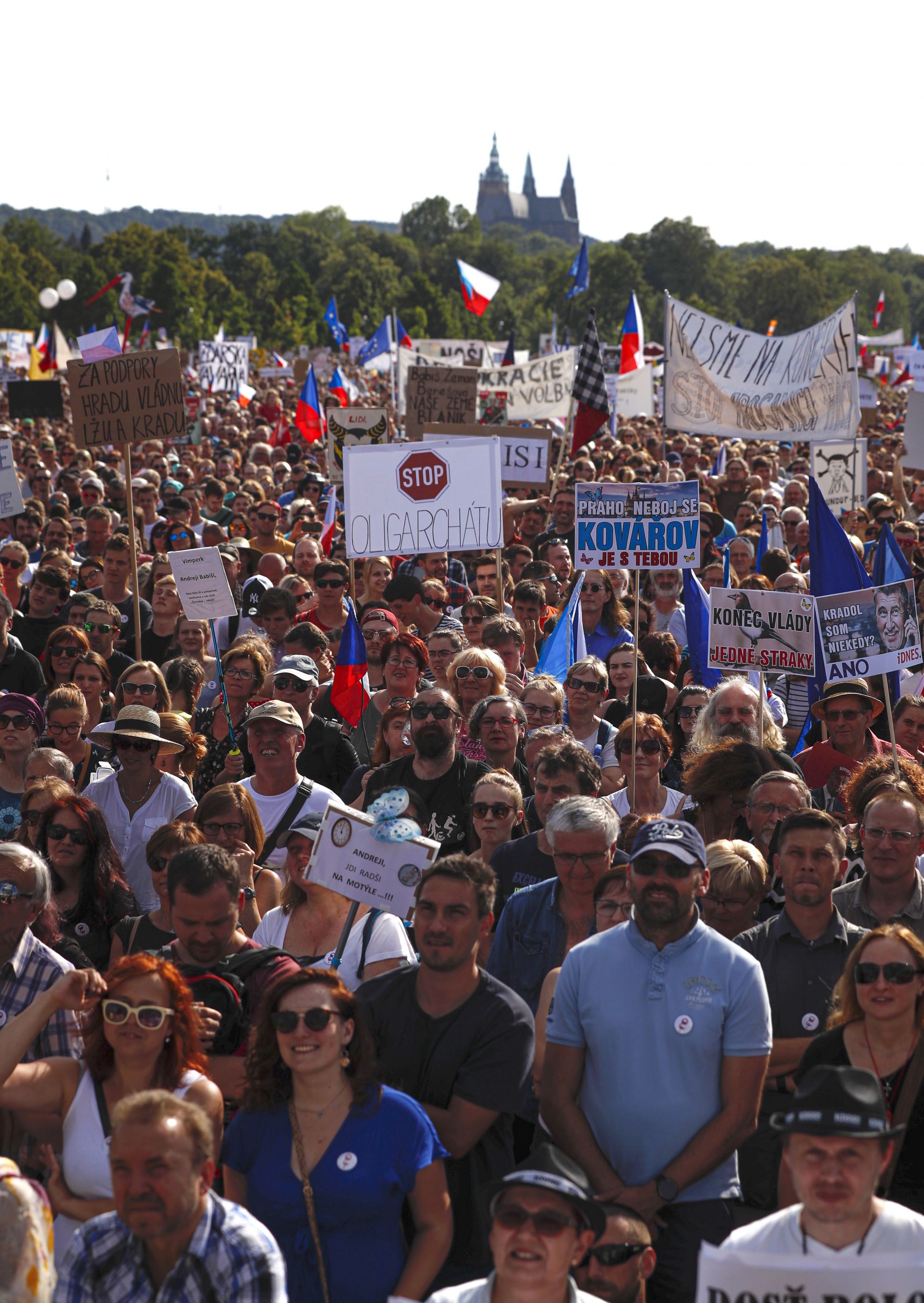 Хиляди чехи излязоха днес в Прага на протест с искане за оставка на премиера Андрей Бабиш