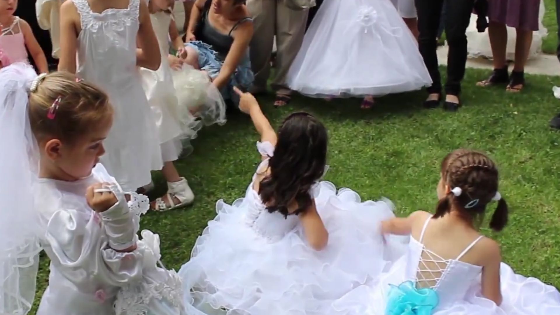 Традицията в Асеновград повелява на Еньовден малки момиченца до 10 годишна