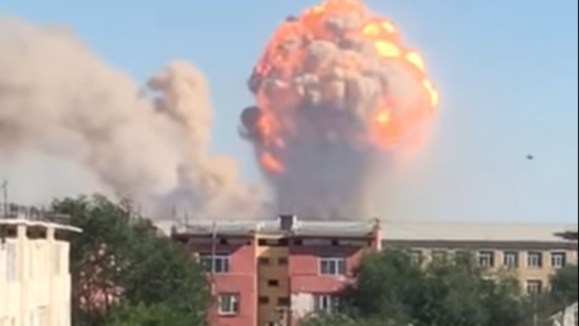 Взрив във военен склад в Казахстан. Евакуират цял град (видео)