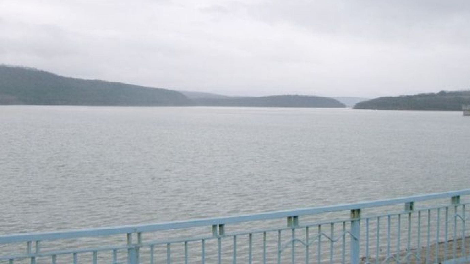 Стената на язовира в село Винарско е пропукана и може