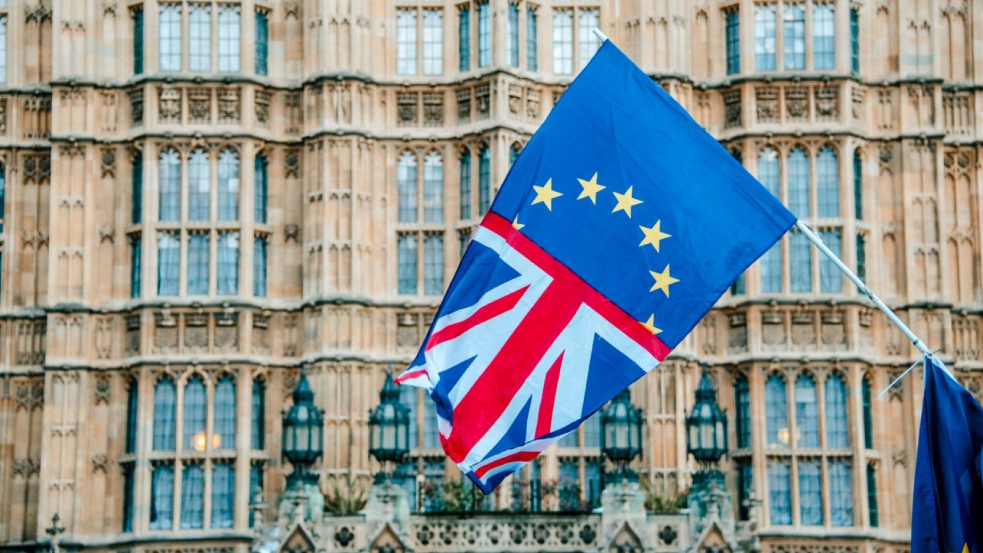 Британският парламент беше евакуиран заради противопожарна тревога съобщи Ройтерс цитирайки