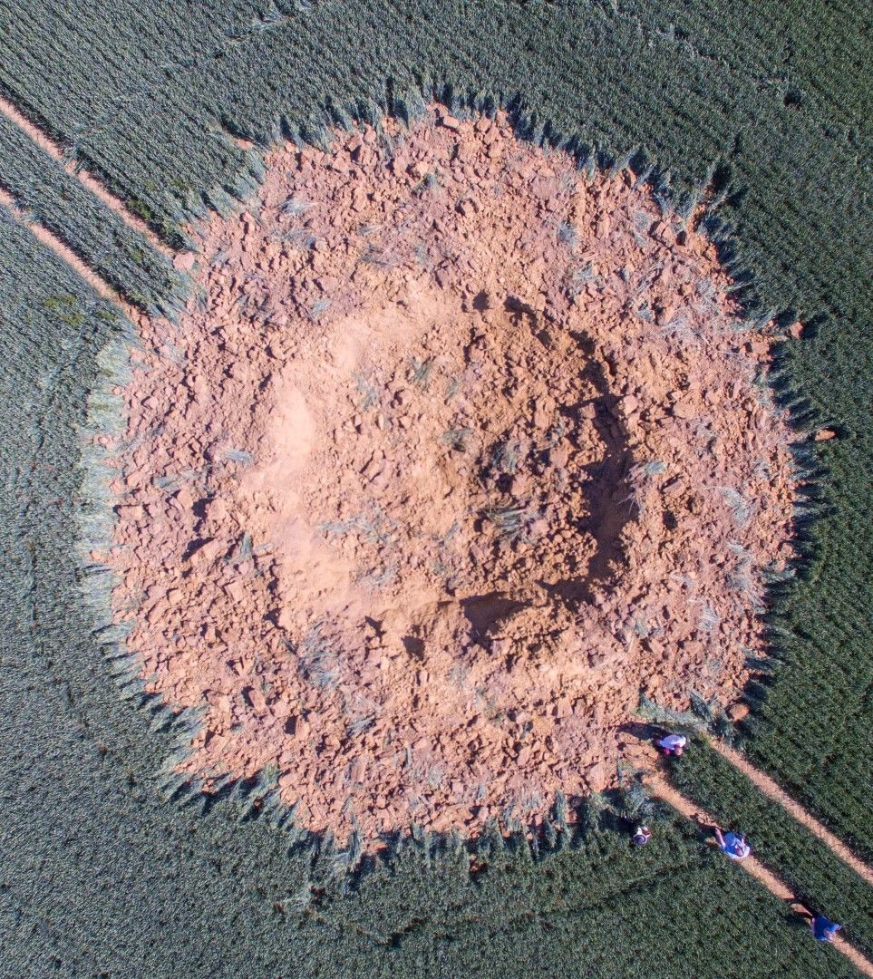 Голям кратер се получи при ибухването на бомбата, престояла под царевицата от ВСВ досега