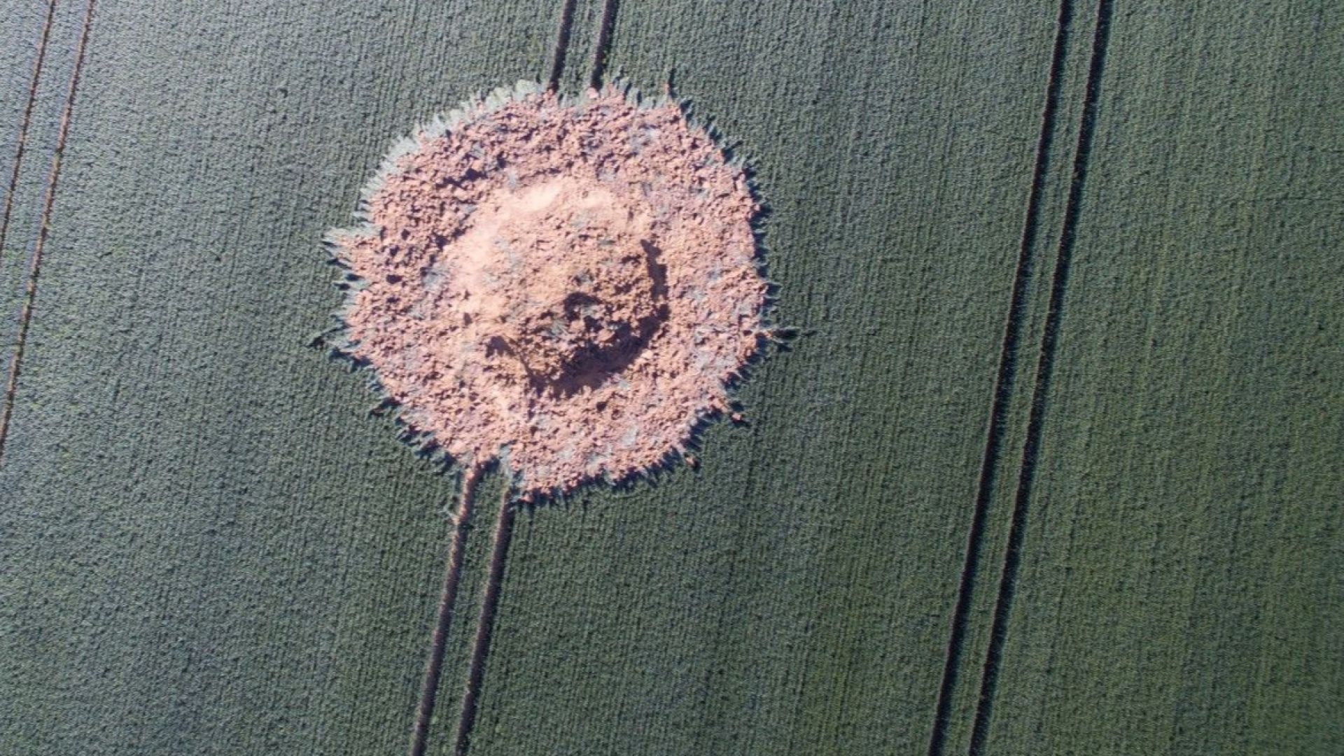 Кратер с широчина 10 метра и дълбочина 4 метра се