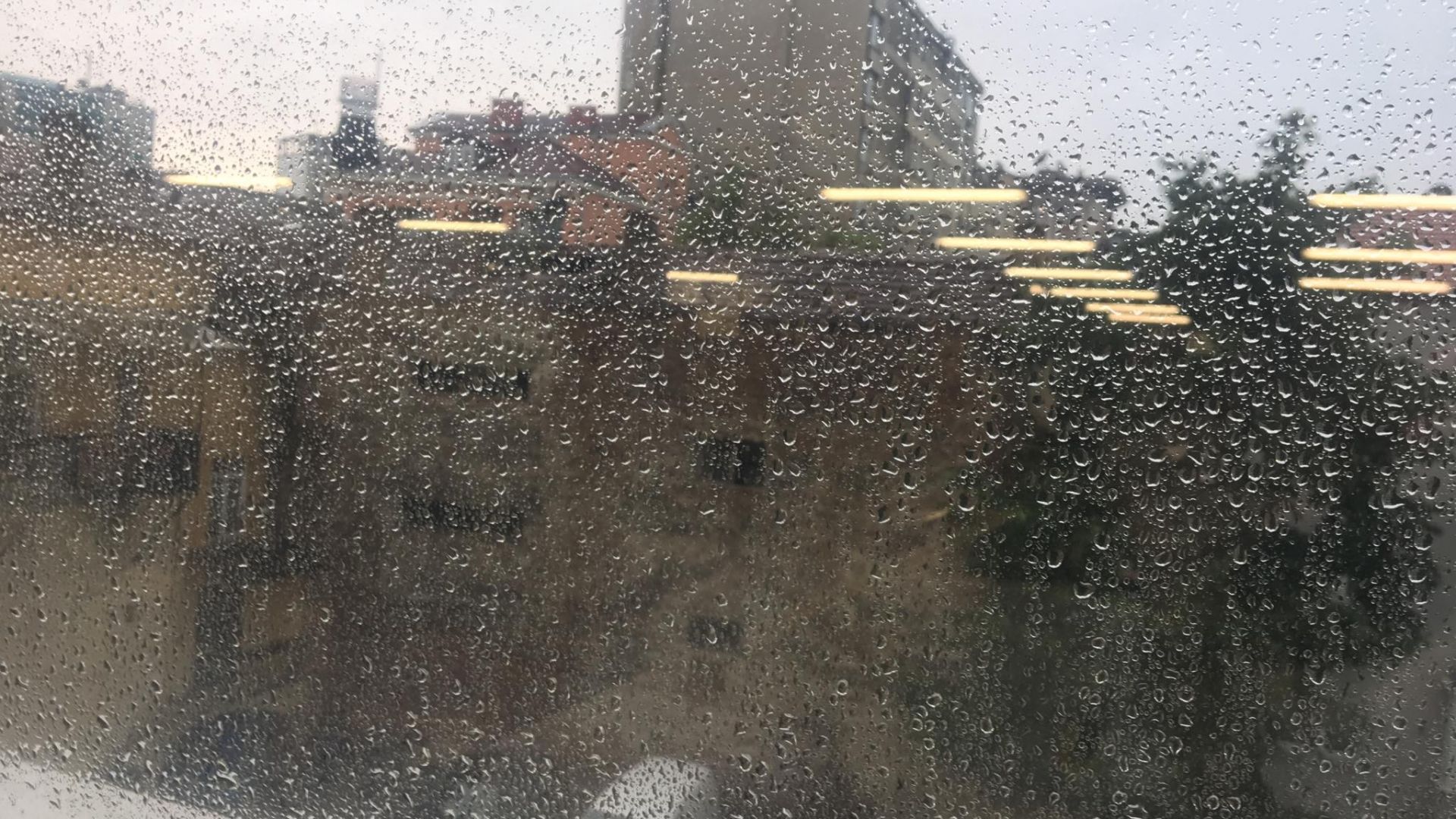 Под вода е потопена столичната централна улица Солунска Пороят e