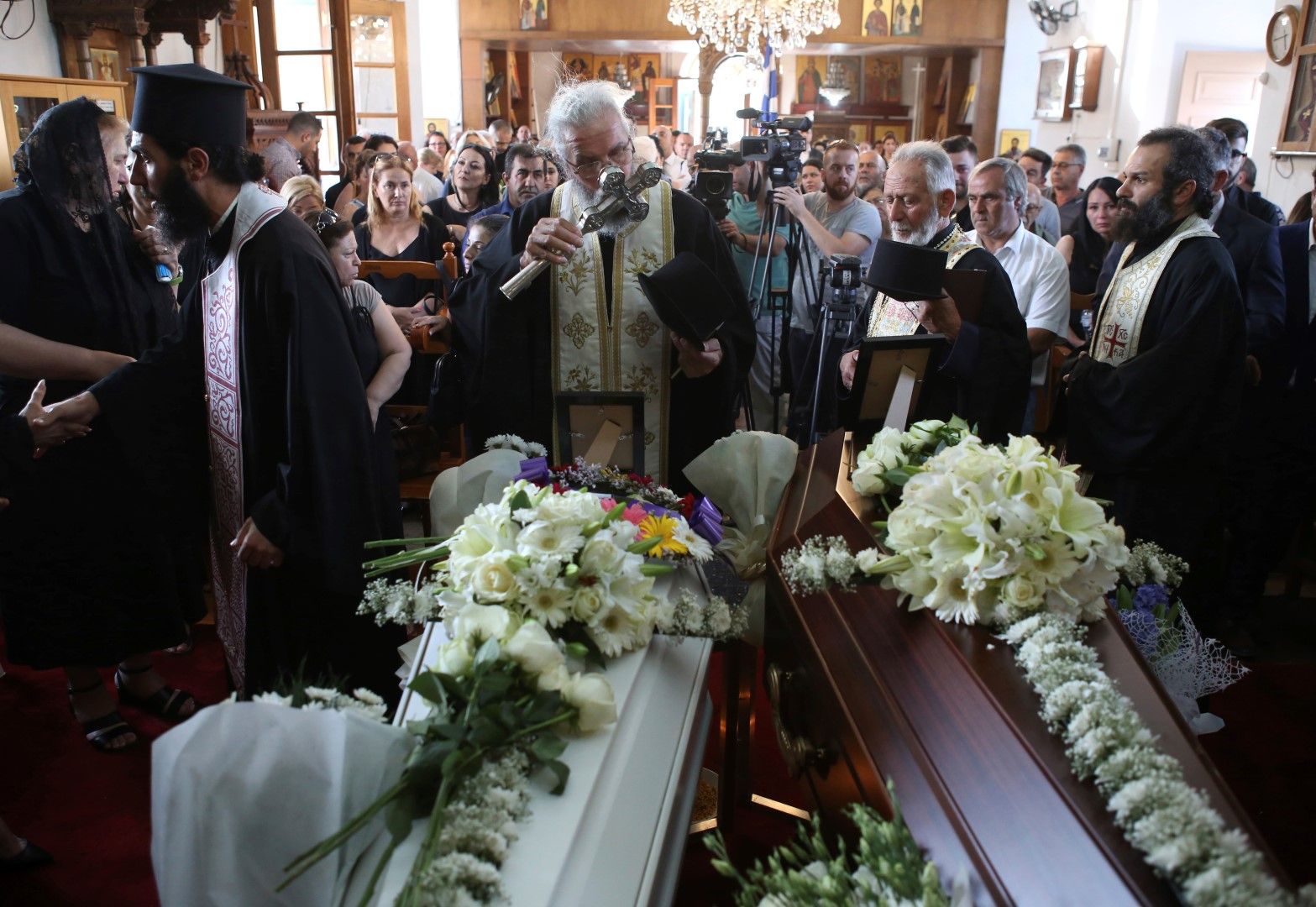 13 юни. Погребална церемония за Ливия Бунеа на 36 г. и нейната 8-годишна дъщеря Елена Наталия в църква край Никозия. Двете са жертви на серийния убиец