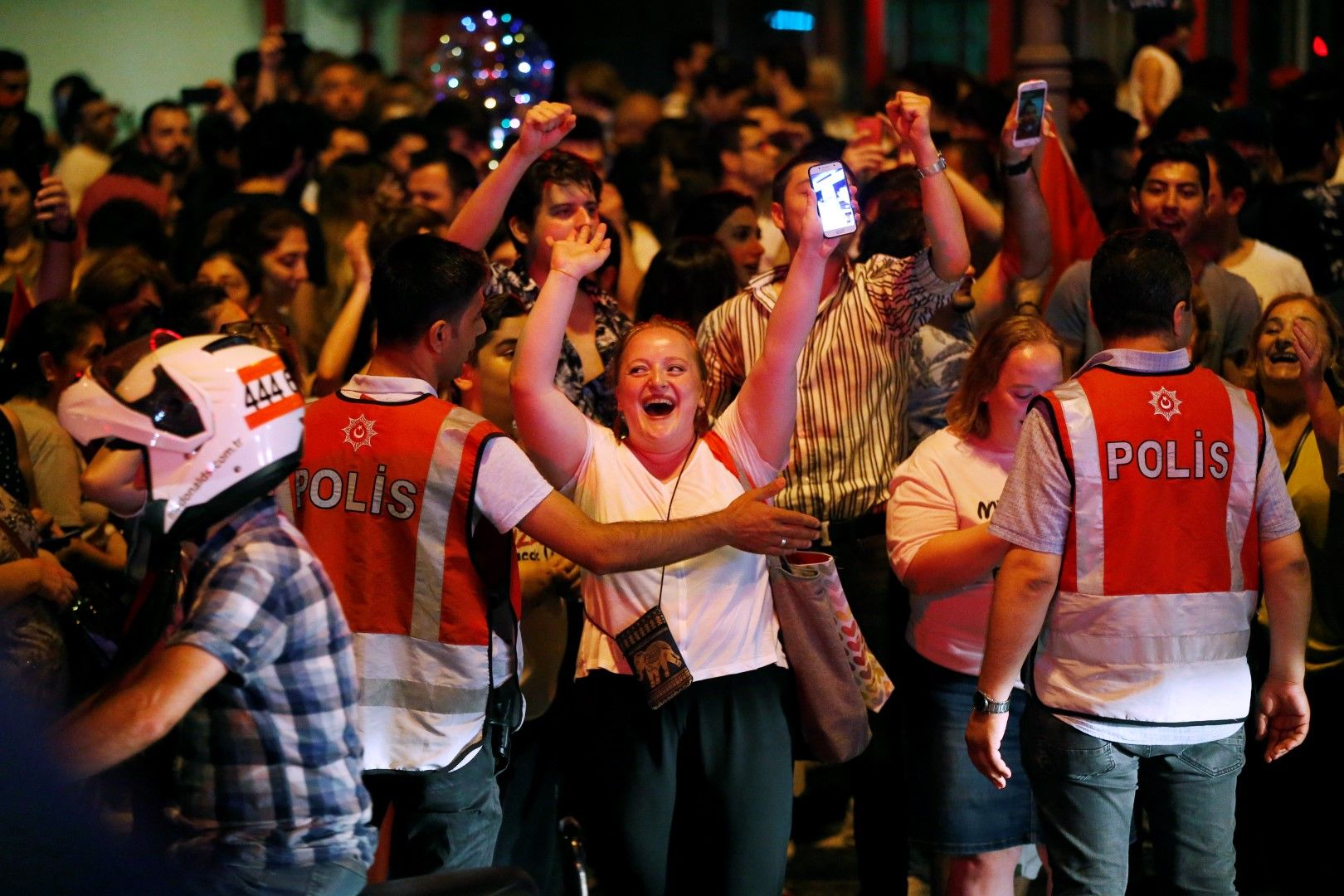 Поддръжници на Екрем Имамоглу след повторната му победа в изборите за кмет на Истанбул