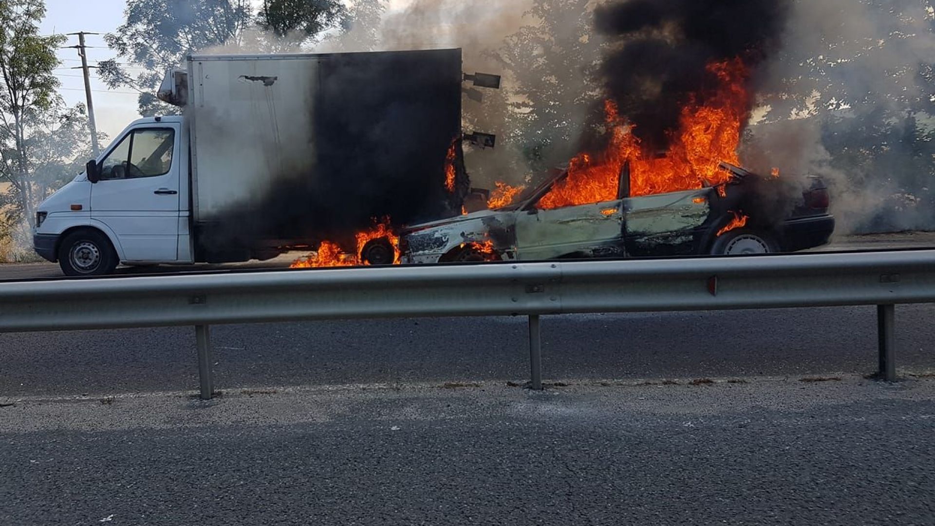 Камион и кола пламнаха след сблъсък на пътя край Бургас (снимки)