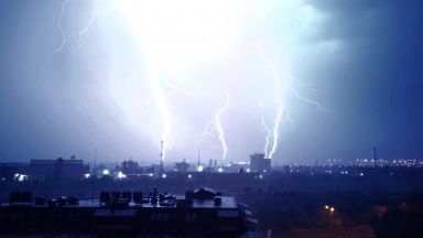 Жилищната сграда в Пловдив, чийто покрив беше отнесен, остава обитаема