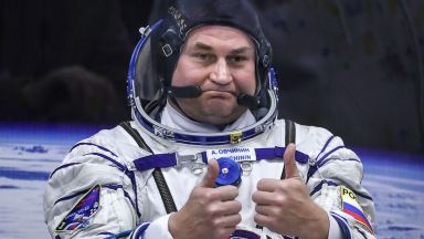Роскосмос заменя двама космонавти с техни дубльори