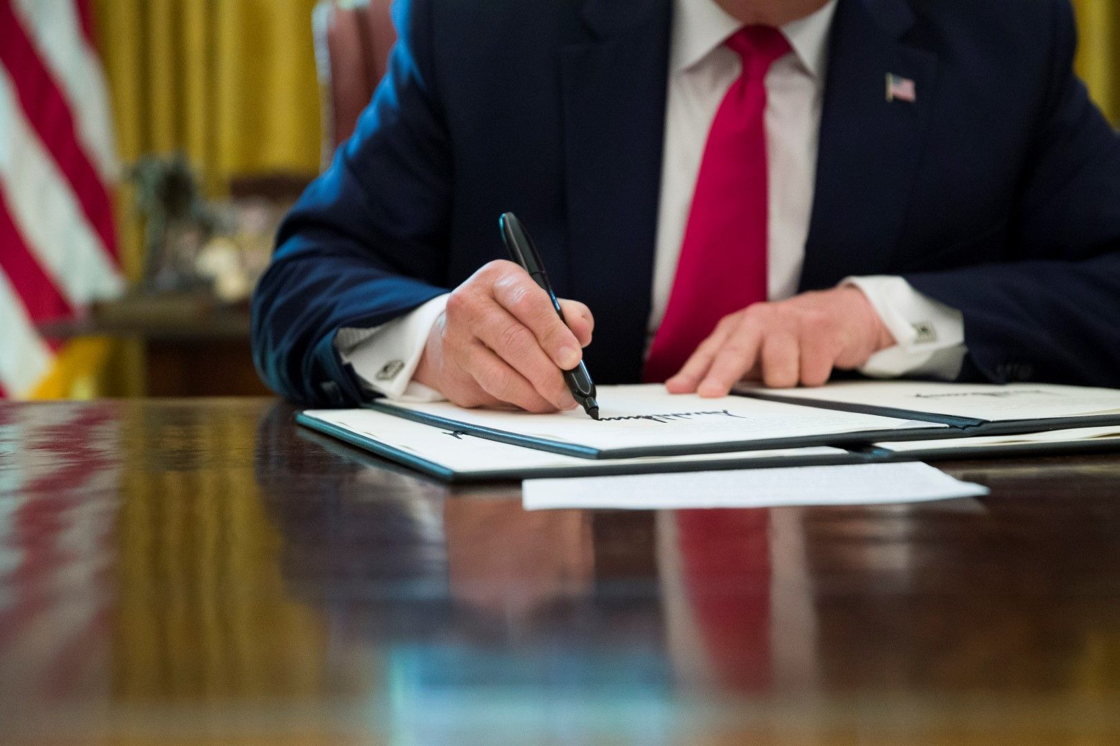 Доналд Тръмп подписва заповедта за увеличаване на санкциите срещу Иран, понеделник, 24 юни 2019 г. 