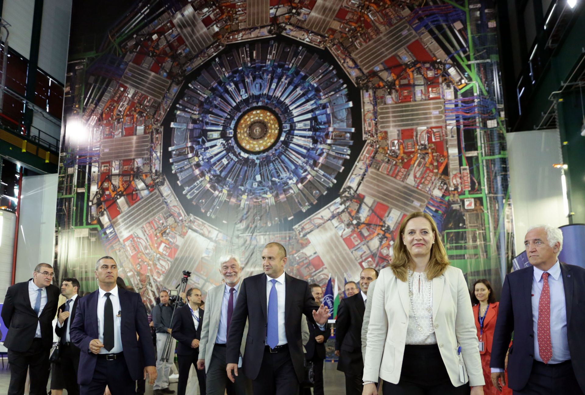 Държавният глава посети тунела, в който е разположен Големият адронен колайдер (LHC) - ускорител