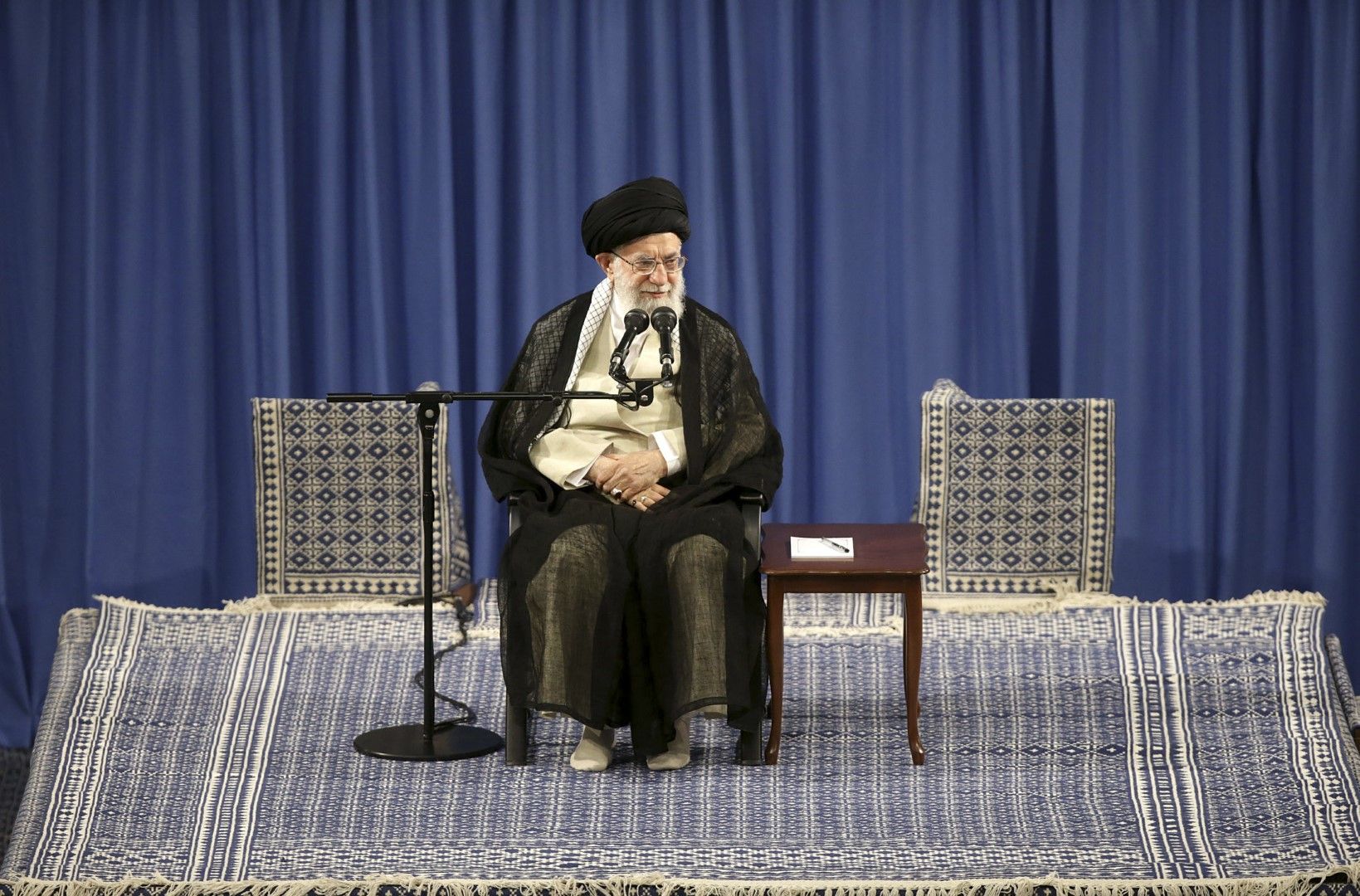 Аятолах Хаменей - върховният лидер на Иран, попадна под удара на новите американски санкции