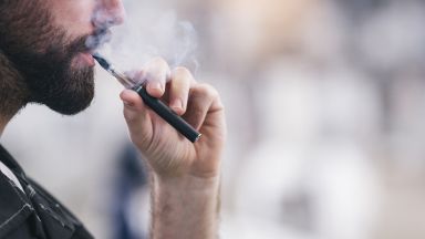 Тръмп се кани да забрани ароматизираните електронни цигари заради смъртни случаи