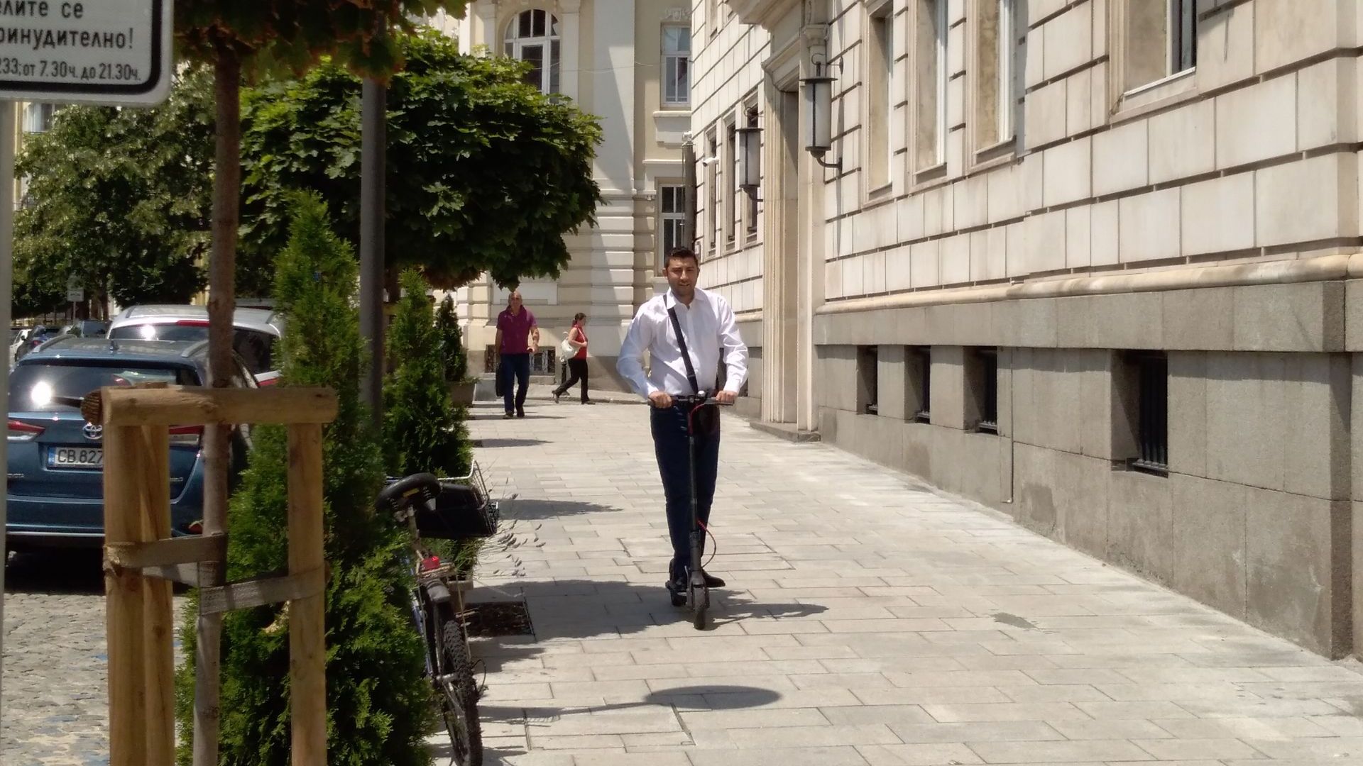 Контрера от ВМРО предлага въвеждане на система за ползване на електрически скутери в София