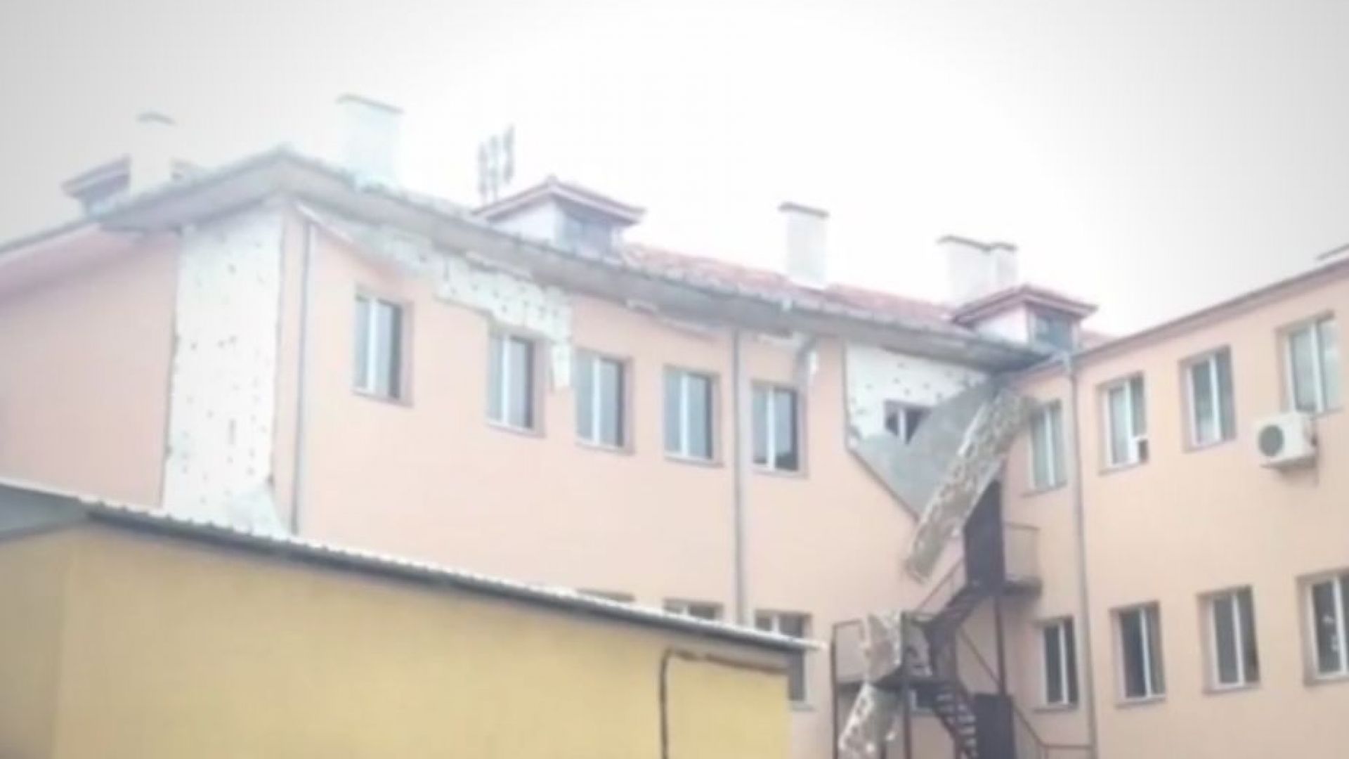 Санирано училище в центъра на Пловдив започна да се руши
