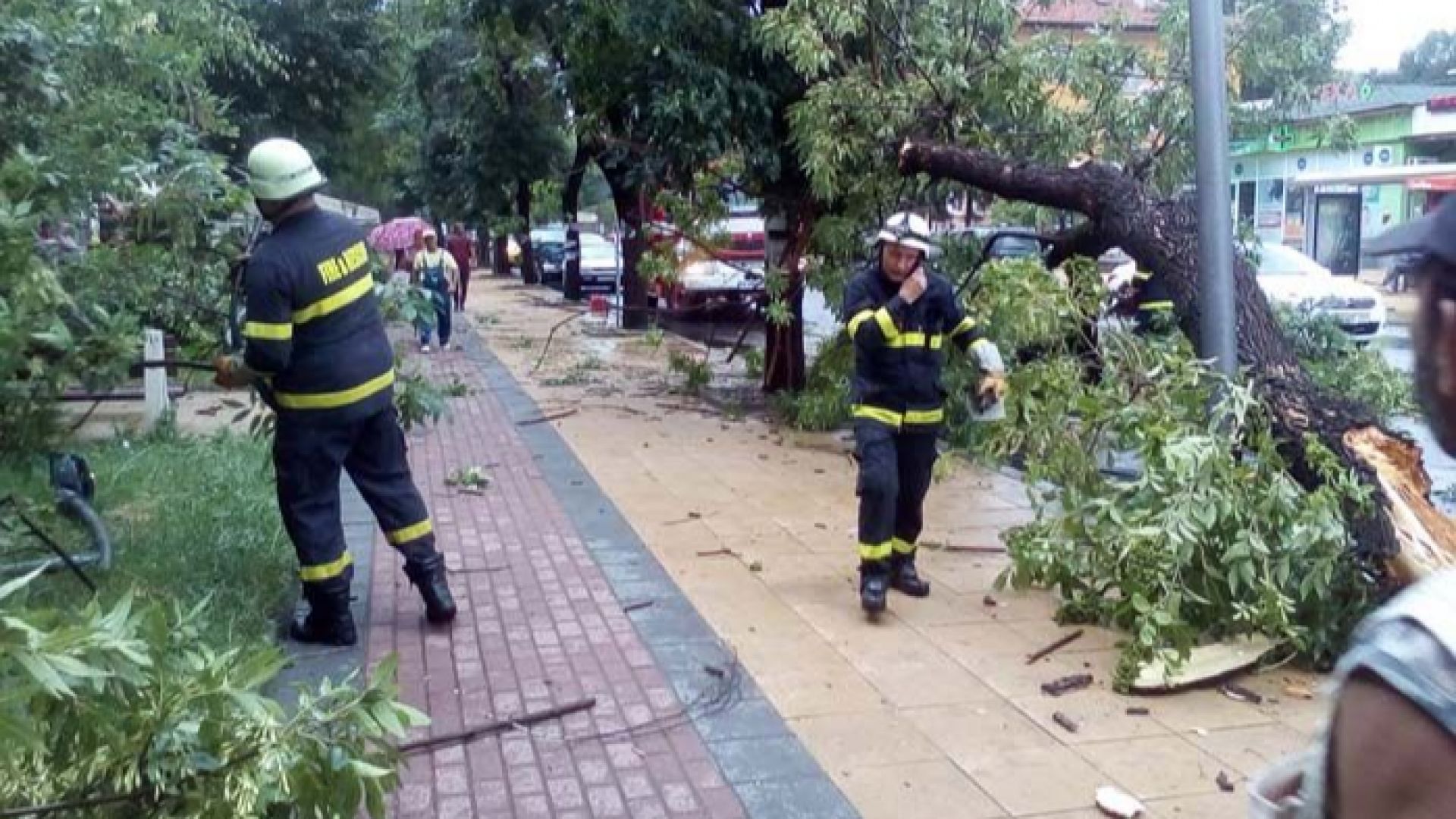 Силна буря се разрази в Кърджали след 14 00 часа и
