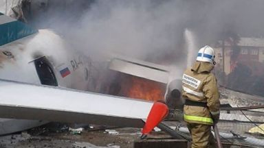 Руски самолет кацна аварийно, пилотите загинаха, но пътниците оцеляха (видео)